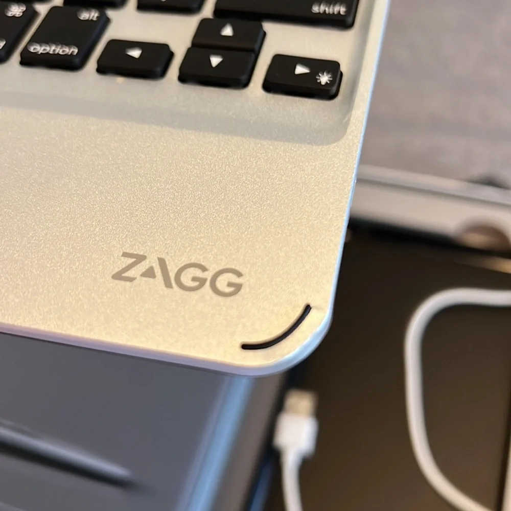 Zaag slim tablet keyboard with detachable case